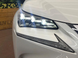【三眼LEDヘッドライト】スタイリッシュな見た目の三眼LEDヘッドライトを装備♪スタイルだけでなく、夜間の走行も視界良好で安心してお乗りいただけます。