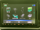FM・AMやUSB、Bluetooth Audioなど、複数の音源が画面に並び、聴きたいメディアを選びやすい構成です。音楽を楽しむときも、表示された項目から用途に合わせて選択できます。