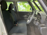 前席はゆとりを感じる配置で、運転席から前方や左右の窓越しに周囲を確認しやすい室内です。落ち着いた色合いのシートで、日常の移動も心地よく過ごせます。
