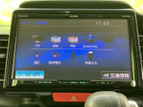 テレビやラジオ、Bluetooth Audioなど、画面上で選べるAVソースが表示されています。利用したい音源を確認しやすく、普段の移動時間に合わせて使い分けられる便利な装備です。