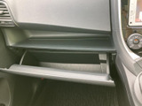 助手席前に収納スペースがあり、車内で使う小物や書類をまとめておけます。開口部が広く中身を確認しやすいため、同乗者も必要な物を取り出しやすい配置です。