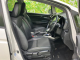 前席は身体を預けやすい形状で、運転席からの視界も広く感じられるレイアウトです。落ち着いた色合いの室内は清潔感があり、乗り降りの際にもゆとりを感じられます。