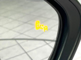 【ブラインドスポットモニター】走行中、ドアミラーの死角になりやすい箇所に後続車が接近するとサイドミラーのレンズに警告を表示!ドライバーに注意喚起をしてくれます。