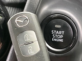 【アドバンストキー】カバンやポケットに入れたままでもドアの施錠・解錠が可能なスマートキーを装備。エンジンのオン・オフ時もカギを取り出す必要が無いからとっても便利です♪