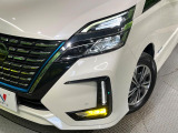 【LEDヘッドライト】悪天候や夜間走行時も良好な視界を確保し安心して運転できる高輝度LEDヘッドライトを装備!点灯速度が早く、消費電力も抑えられています。