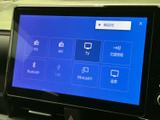 FM・AMやBluetooth、USBなど、選べる音源が画面上に並びます。項目ごとに表示が分かれており、利用したい機能を視覚的に選びやすい構成です。音楽や各種メディアを使う際に便利です。