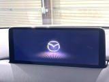 【10.25インチマツダコネクト】車内の雰囲気にマッチした大型ディスプレイ。スマホ接続でのナビ使用やBluetooth再生等、様々な機能が楽しめます。直感的なダイヤル操作が可能で、使い勝手も良好です。