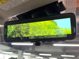 【スマートリヤビューミラー】後席の大きな荷物や同乗者で後方が確認しづらい時でも安心!カメラが撮影した車両後方の映像をルームミラー内に表示。クリアな視界で状況の確認が可能です!