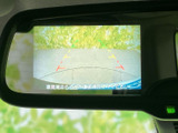 画面上のガイド表示を目安に、後退時の進路や車両後方の様子を確認できます。駐車枠への出し入れや、見通しにくい場所での後退をサポートする便利な装備です。