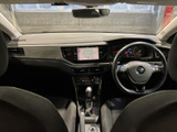運転席から助手席まで見渡せる室内は、メーターや中央の画面が視線の届きやすい位置に配置されています。前方の視界も広く、乗り込んだ際に落ち着いて過ごせる運転席まわりです。