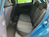後席は座面と背もたれに落ち着いた色合いのシートを採用し、同乗者がくつろぎやすい空間です。足元にもゆとりが感じられ、ドア内側のアームレストも備わっています。