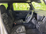 運転席まわりは前方や左右の窓から外を見渡しやすく、周囲の状況を確認しやすい印象です。模様入りのシートと落ち着いた色合いがまとまり、座面や背もたれもゆったりとしています。