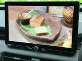 画面にテレビ映像を表示でき、停車中の待ち時間などに映像を楽しめる装備です。画面が大きく内容を確認しやすいため、休憩時にも活用いただけます。視聴は停車中にお楽しみください。