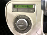 【オートエアコン】一度お好みの温度に設定すれば、車内の温度を検知し風量や温度を自動で調整。暑い&hellip;寒い&hellip;と何度もスイッチ操作をする必要はありません。快適な車内空間には必須の機能ですね♪