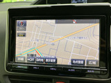 地図上に周辺の道路や施設名が表示され、目的地までのルート確認に役立ちます。詳細表示や広域表示、地点登録などの項目も画面から選べて、道順を確認しやすい一台です。
