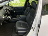 前席は体を包み込む形状のシートで、運転席と助手席の間にはアームレストも備わります。足元からダッシュボードまで見渡しやすく、乗り降りの際も室内全体を確認しやすい配置です。
