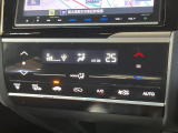【オートエアコン】一度お好みの温度に設定すれば、車内の温度を検知し風量や温度を自動で調整。暑い&hellip;寒い&hellip;と何度もスイッチ操作をする必要はありません。快適な車内空間には必須の機能ですね♪