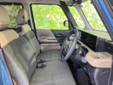 窓からの見通しがよく、運転席と助手席それぞれにゆったり座れる空間です。明るい色合いの内装と落ち着いたシートがまとまり、清潔感のある印象です。