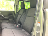 前席は運転席と助手席が並び、背もたれと座面が身体を支える形状です。窓からの視界が広く、乗り降りの際にも室内の様子を確認しやすい配置。日常の移動で使いやすい落ち着いた空間です。