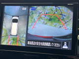 車両周辺の映像と上から見た車両イメージを同時に表示し、駐車時の周囲確認をサポートします。画面内のガイドも目安にでき、見えにくい場所の安全確認に役立つ便利な装備です。