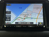 地図表示で現在地周辺や道路の位置関係を確認でき、目的地までのルート確認にも役立ちます。画面上の案内を見ながら、初めて訪れる場所へのお出かけも計画しやすい装備です。