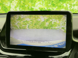 後方の映像を画面で確認でき、駐車時に車両後方の様子を把握する際に役立ちます。目視で周囲を確かめながら映像も活用できるため、駐車操作をサポートしてくれます。