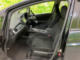 前席からフロントガラスやサイドウィンドウ越しに周囲を確認しやすく、運転席と助手席が並ぶ空間です。シートや足元は落ち着いた色調でまとまり、ゆったり座って過ごせる室内となっています。