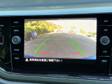 画面に車両後方の様子と目安となるガイド線が表示され、駐車時の確認をサポートします。周囲を目視で確かめながら活用でき、狭い場所での駐車にも便利な装備です。