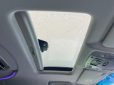 【サンルーフ】開放感たっぷりの希少装備、サンルーフが装着されています!車内に明かりを取り入れたり景色を楽しむ以外にも、車内の空気も簡単に換気できて快適です!