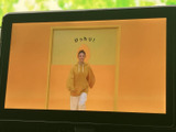 車内のディスプレイでテレビ映像を視聴できます。停車中の休憩時間などに映像を楽しめる装備で、画面も大きく内容を確認しやすい仕様です。視聴の際は停車してご利用ください。