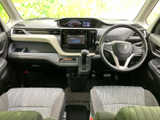 前席からはメーターやセンターまわりを見渡しやすく、運転席と助手席の間にもゆとりを感じる配置です。明るい色合いのシートが車内に落ち着いた印象を添えています。