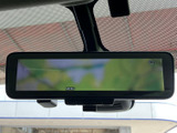 停車中に映像やテレビを楽しめる画面を備えています。待ち時間や休憩中に車内で過ごす際にも活用でき、操作メニューを確認しながら、同乗者と一緒にお楽しみいただけます。