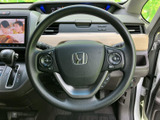 手になじみやすい形状で、左右のスイッチから各種機能にアクセスできます。運転席まわりに操作部がまとまり、前方を確認しながら使いやすい配置です。