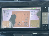 テレビ映像を表示できる画面を備え、停車中の待ち時間などに映像を視聴できます。画面上で内容を確認しやすく、乗車中の休憩時間を過ごす際にも活用できる便利な装備です。