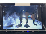 停車中にテレビや映像を楽しめる画面を備えています。見やすい大きさで表示され、休憩時間など車内で過ごすひとときにも便利。目的に応じた使い方ができる装備です。
