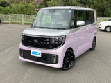 淡いカラーとグレーのルーフが目を引き、角形のランプと大きなフロントグリルが端正な表情を演出。街中でも親しみやすく、存在感のある佇まいです。