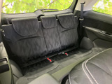 3人掛けのシートにヘッドレストとシートベルトを備え、後席まで乗車スペースを確保しています。左右の窓から外の様子も感じられ、ご家族や友人との移動で活躍する使い勝手のよい空間です。