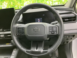 左右にスイッチを備えたステアリングで、運転姿勢のまま各種機能に手を伸ばしやすい配置です。画面を見ながら操作する機会を減らし、日常の運転時にも扱いやすさを感じていただけます。