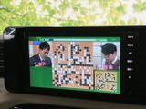 テレビ番組を画面で楽しめる装備です。停車中の休憩時間や待ち合わせの合間に映像を視聴でき、車内で過ごすひとときにも活用いただけます。ご利用時は停車してお楽しみください。