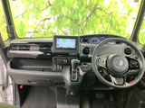大きな窓から光が入り、運転席まわりにも開放感があります。シートや足元は落ち着いた色合いで、各部が見渡しやすく、毎日の移動を快適に支えます。
