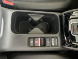ドリンクホルダーと複数のスイッチをセンター付近にまとめた配置です。運転席から手を伸ばしやすく、飲み物を置く場面や日常の操作時に便利にお使いいただけます。