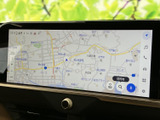 地図上に周辺の道路や施設名が表示され、現在地を確認しながら目的地を設定できます。画面上の検索や音声操作のアイコンも見やすく、行き先の設定に便利です。