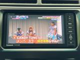 テレビ番組を画面で視聴でき、停車中の待ち時間も楽しく過ごせます。映像を楽しみたいときに活用できる、便利な車内エンターテインメント装備です。