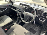 前席は運転席と助手席が並び、視線を前方へ向けやすい運転席まわりと、すっきりした足元が広がります。落ち着いた色調のシートで、日々の移動も過ごしやすい空間です。