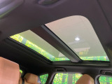 【サンルーフ】開放感たっぷりの希少装備、サンルーフが装着されています!車内に明かりを取り入れたり景色を楽しむ以外にも、車内の空気も簡単に換気できて快適です!