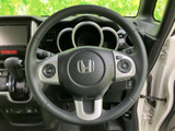 手になじみやすい形状のステアリングに、左右のスイッチを配置しています。運転姿勢のまま手元で各種操作にアクセスしやすく、前方に意識を向けながら便利にお使いいただけます。