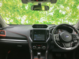 運転席から前方を見渡しやすい開放的な視界で、周囲の状況を確認しやすい室内です。中央の画面も手の届きやすい位置にまとまり、日々の運転で使う装備を確認しやすくしています。