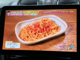 テレビ番組を画面で視聴でき、停車中の待ち時間も車内で過ごしやすくなります。番組の映像が大きく表示されるため、休憩中にテレビを楽しみたい方にも便利な装備です。