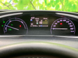 速度計と各種表示がまとまり、運転に必要な情報を確認しやすい配置です。中央には時刻や外気温、走行距離なども表示され、ひと目で状況を把握しやすいメーター廻りとなっています。