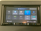 音楽やラジオなど、複数のソースを画面から選べるオーディオメニューです。使いたい項目がアイコンで並び、日々の移動中もその日の気分に合わせた音源を選びやすくなっています。